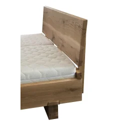 Exkluzívna posteľ ARIANNA z dubového dreva s kresbou dreva | shop.mrava.sk
