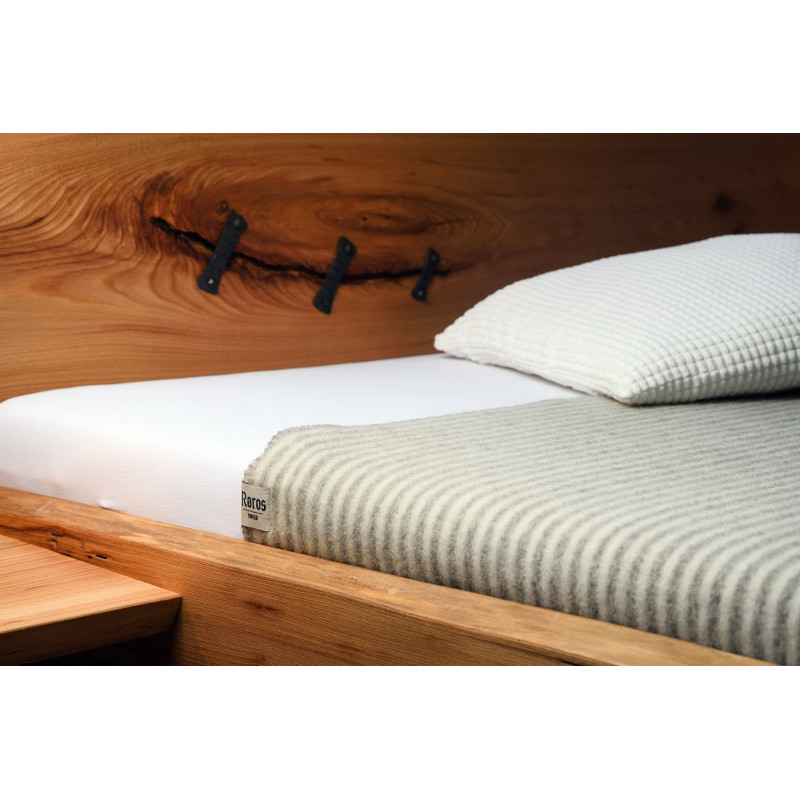 Dizajnová posteľ Elba z brestového dreva do luxusných interiérov | Mrava.sk